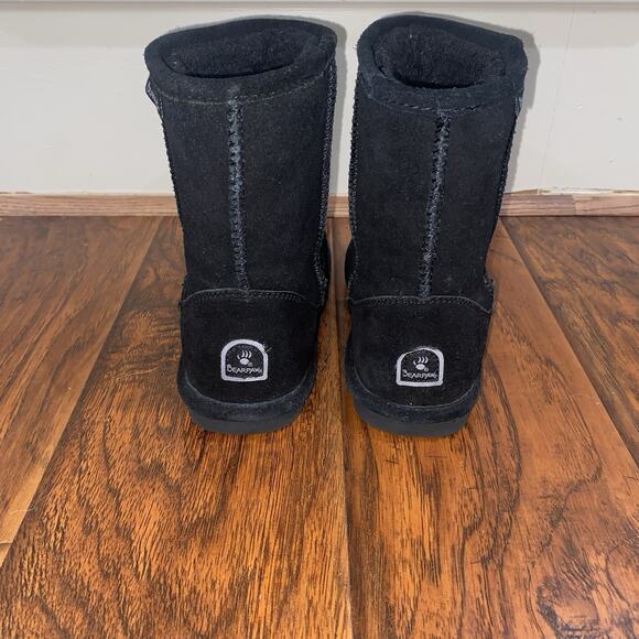 Bearpaw Evangeline Short Youth Sz 5 Suede Blk Boots Sheepskin Wool Lining 2414Y - Picture 2 of 9